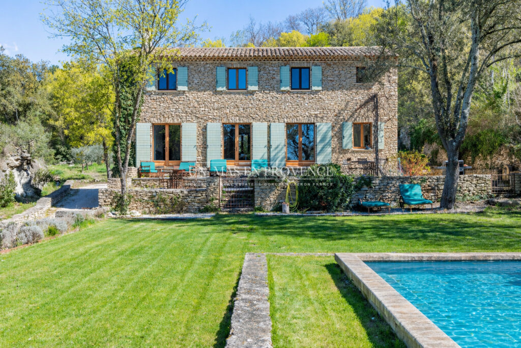Mas Provençal de Charme avec Piscine ? Vue sur les Collines du – NR pièces – 4 chambres – 190.00 m²