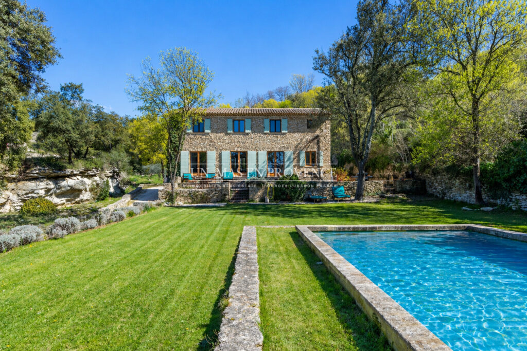 Mas Provençal de Charme avec Piscine ? Vue sur les Collines du – NR pièces – 4 chambres – 190.00 m²