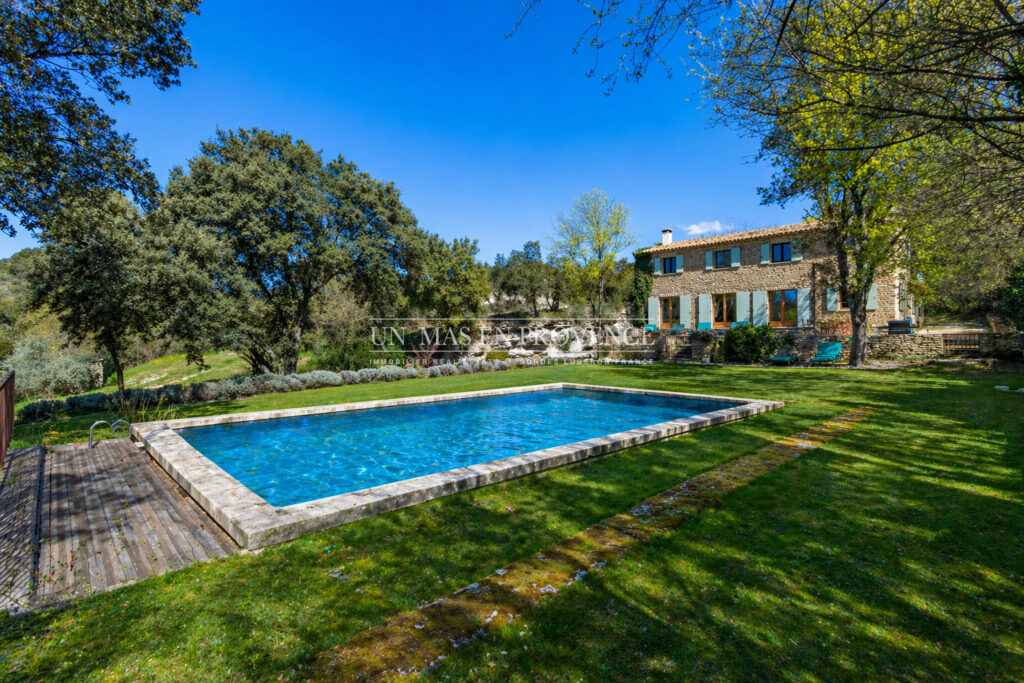 Mas Provençal de Charme avec Piscine ? Vue sur les Collines du – NR pièces – 4 chambres – 190.00 m²