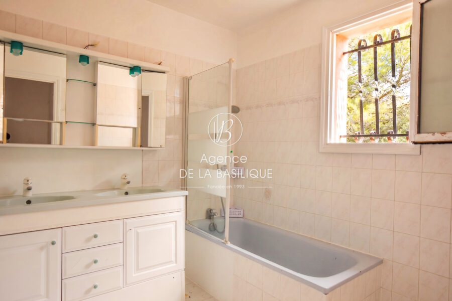 Maison à vendre à Saint-maximin-la-sainte-baume — Vue nature — photo 9