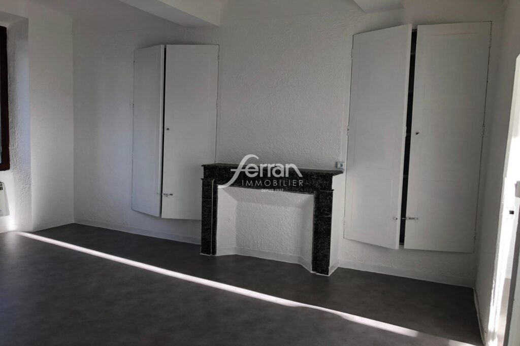 A LOUER TYPE 2 à CALLAS – 2 pièces – 1 chambre – 40.00 m²