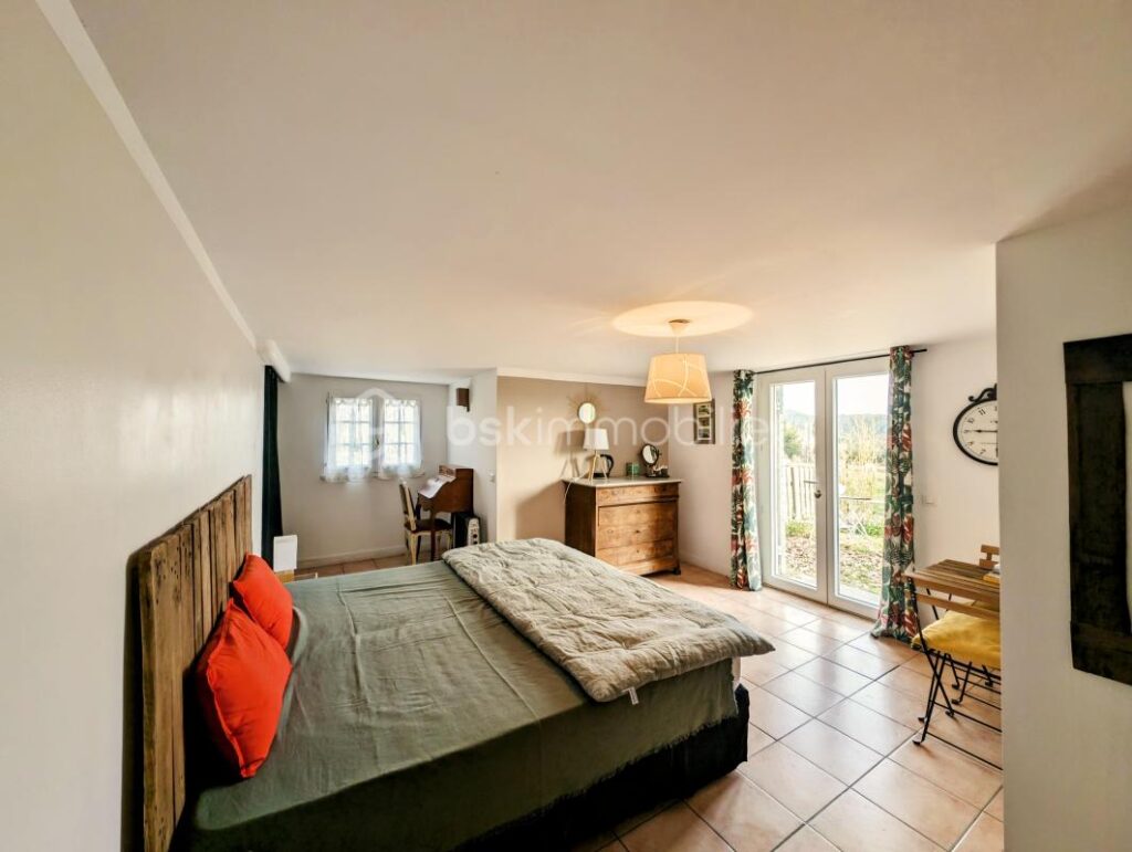 A VENDRE, PUYVERT, MAS DE 150 M² ENVIRON ET SURFACE A AMENAGER DE PLUS DE 100 m² AVEC PISCINE, POOL HOUSE SUR TERRAIN DE 2360 M² – 8 pièces – 3 chambres – 150 m²