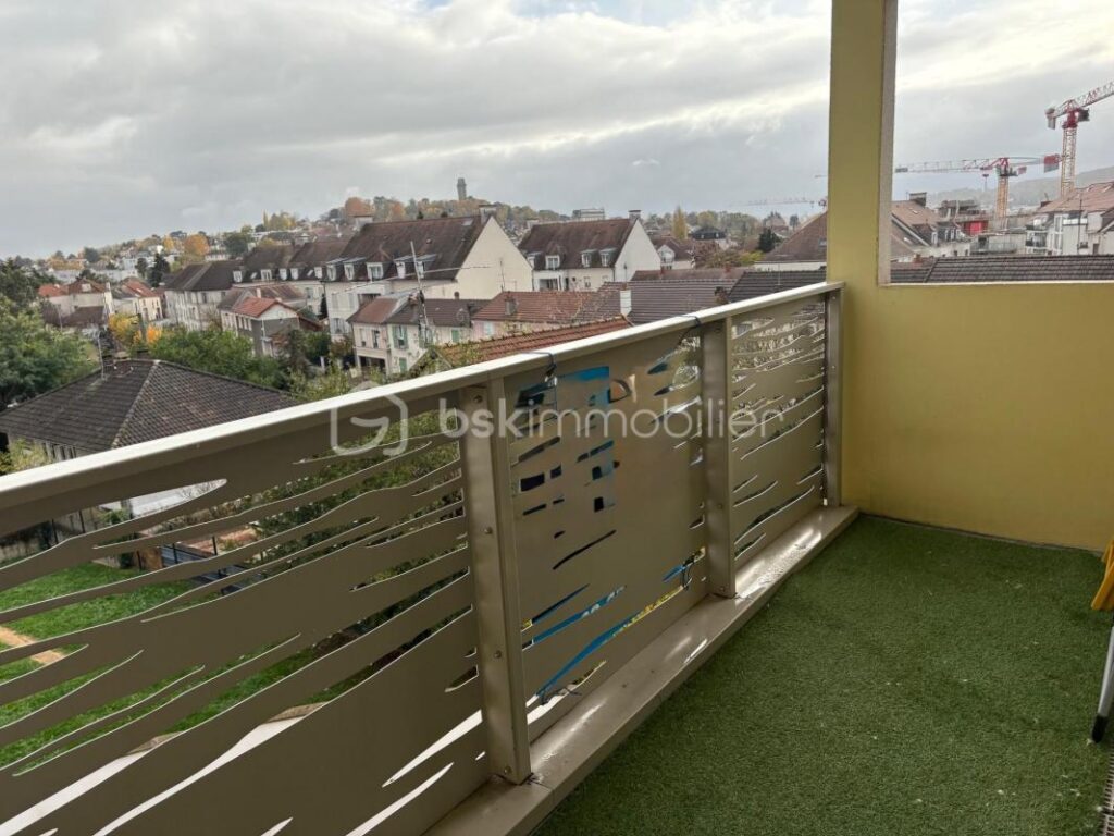 APPARTEMENT F4 LUMINEUX AVEC VUE DÉGAGÉE SUR LA TOUR DE MONTLHÉRY – 4 pièces – 3 chambres – 73 m²