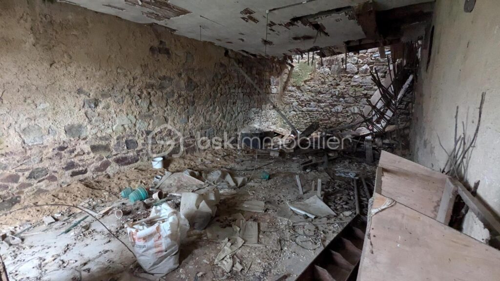 BATIMENT A RENOVER – 1 pièce – 1 chambre – 180 m²