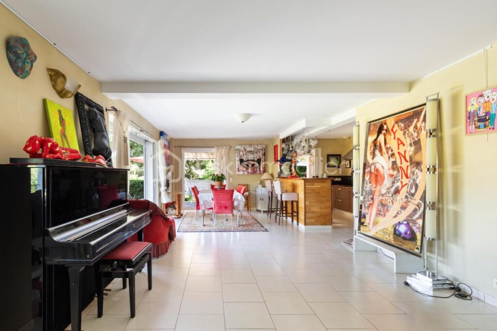 Maison d&rsquo;artiste à Saint Paul de Vence : un écrin de créativité et de sérénité – 7 pièces – 5 chambres – 312 m²