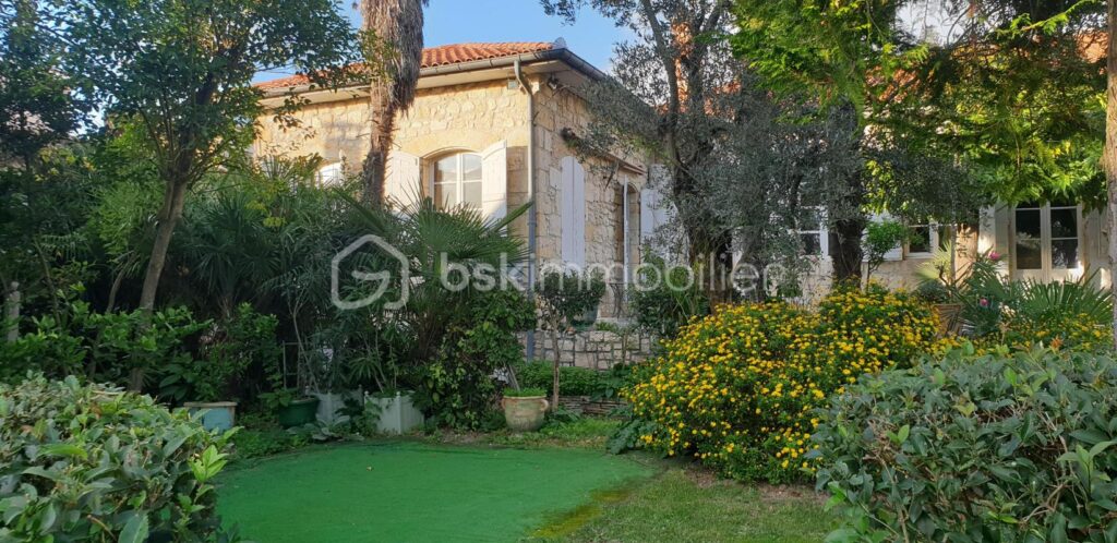 Demeure en pierres centre ville – 13 pièces – 7 chambres – 360 m²