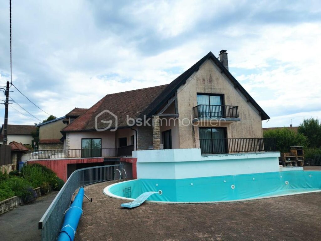 belle demeure de 420 m² sur grand terrain avec piscine – 11 pièces – 6 chambres – 422 m²