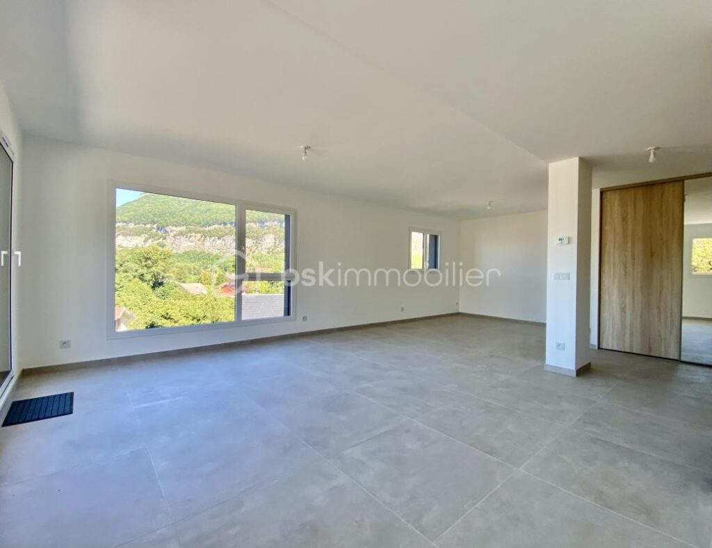 Magnifique maison 5 pièces sur 1088m2 de terrain à l&rsquo;entrée de Sillingy – 5 pièces – 4 chambres – 154 m²