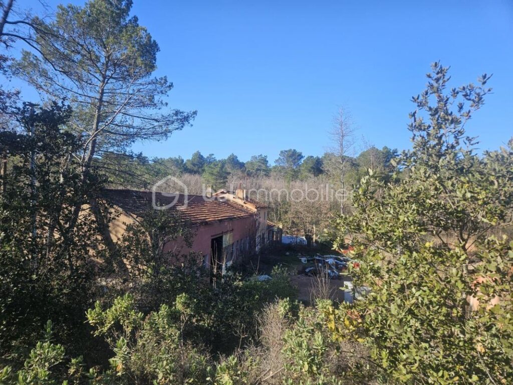 Propriété à rénover dans un cadre exceptionnel – Massif de la Sainte-Baume – 10 pièces – 6 chambres – 220 m²