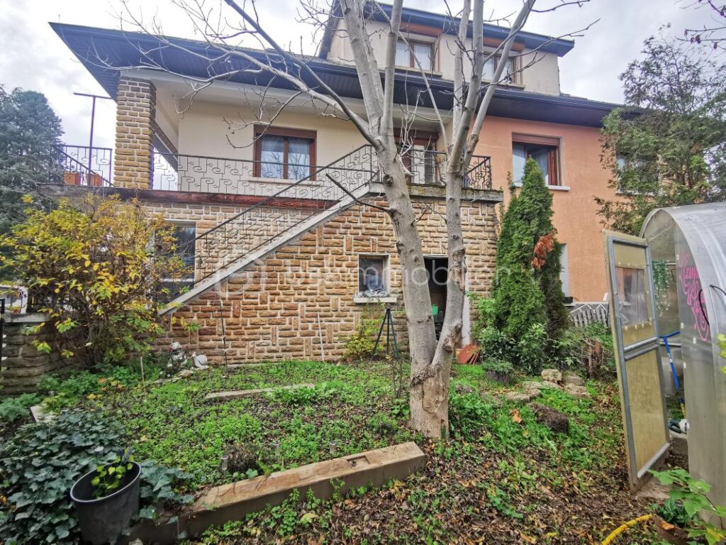 LA MURE SUD (38350) – VUE SUR L’OBIOU – Sur une parcelle de 1 380m², Grande MAISON FAMILIALE de 222 m² + 229 m² de dépendances – 10 pièces – 5 chambres – 222 m²