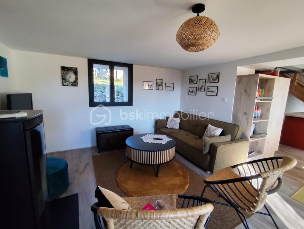 MAISON EN PIERRE ENTIEREMENT RÉNOVÉE AVEC TERRASSE ET CAVE – 3 pièces – 2 chambres – 74 m²