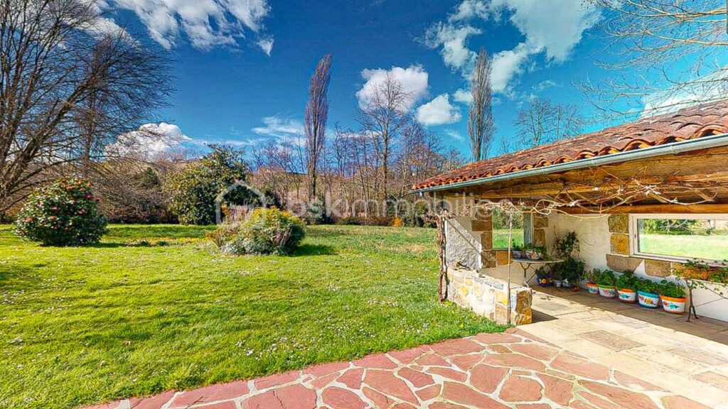 Ancien moulin sur un terrain plat de 8023m² proche du centre ville d’Hasparren ! – 6 pièces – 4 chambres – 128 m²