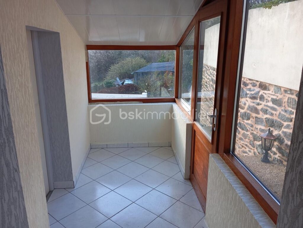 Maison habitable ** bourg callac** terrain**dépendances – 4 pièces – 2 chambres – 53 m²