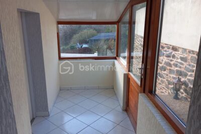 Maison habitable ** bourg callac** terrain**dépendances – 4 pièces – 2 chambres – 53 m²