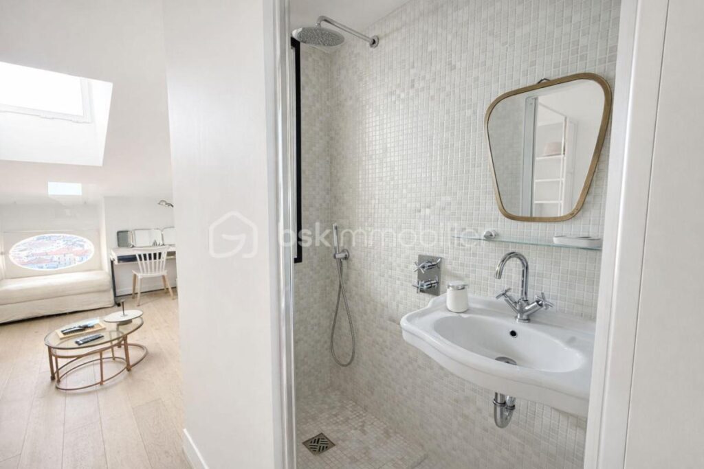 CANNES MONTROSE – STUDIO REFAIT A NEUF – VUE MER PANORAMIQUE – DERNIER ETAGE – 1 pièce – 1 chambre – 18 m²