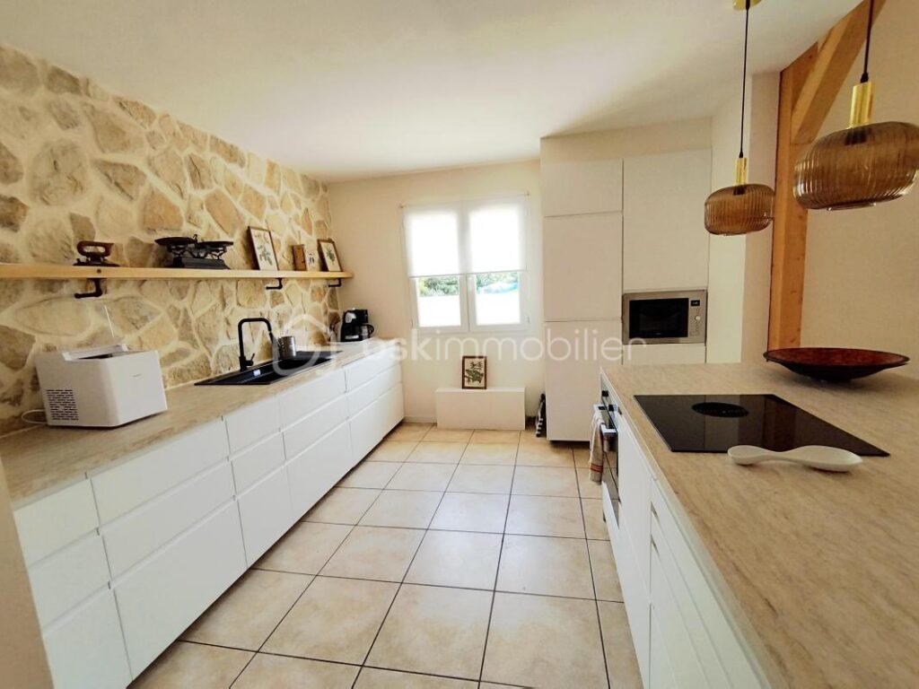 Villa avec un appartement sur 2000 m² de terrain – 8 pièces – 4 chambres – 219 m²
