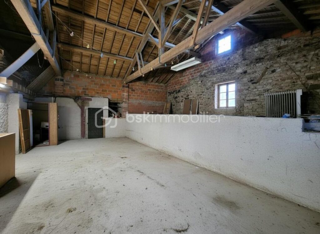 Ancien corps de ferme avec 4,7 hectares – Vue exceptionnelle – Proximité Roanne – 6 pièces – 5 chambres – 185 m²