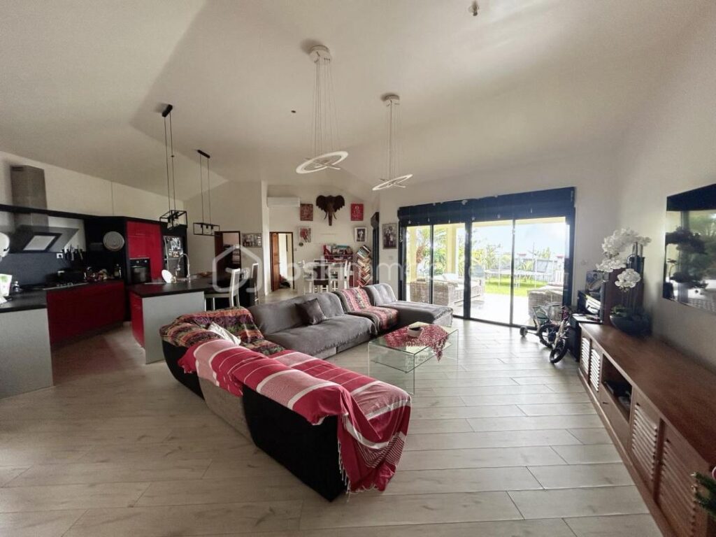 Villa de 360 m² de surface utile – 6 pièces – 4 chambres – 180 m²