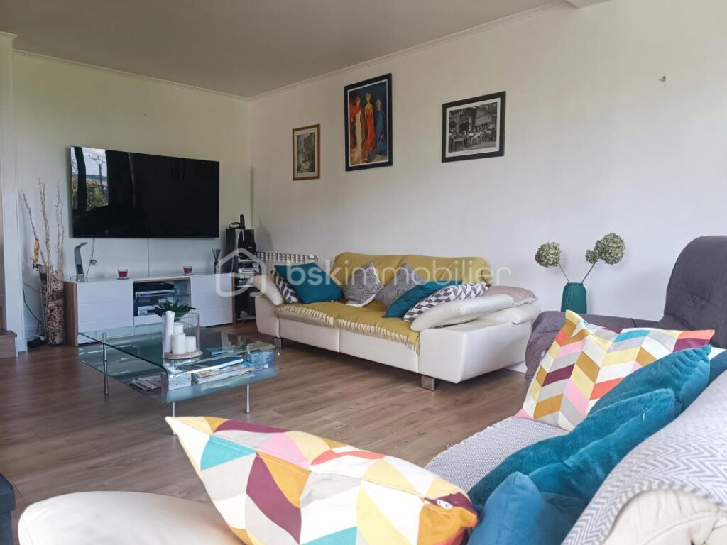 Magnifique Maison avec Vue sur Condom : Garage, Piscine et Jacuzzi – 6 pièces – 4 chambres – 190 m²