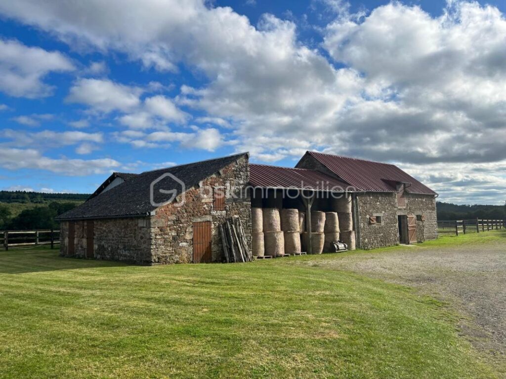 Magnifique propriété avec son exploitation équestre et 37 hectares de terrain – 7 pièces – 4 chambres – 230 m²