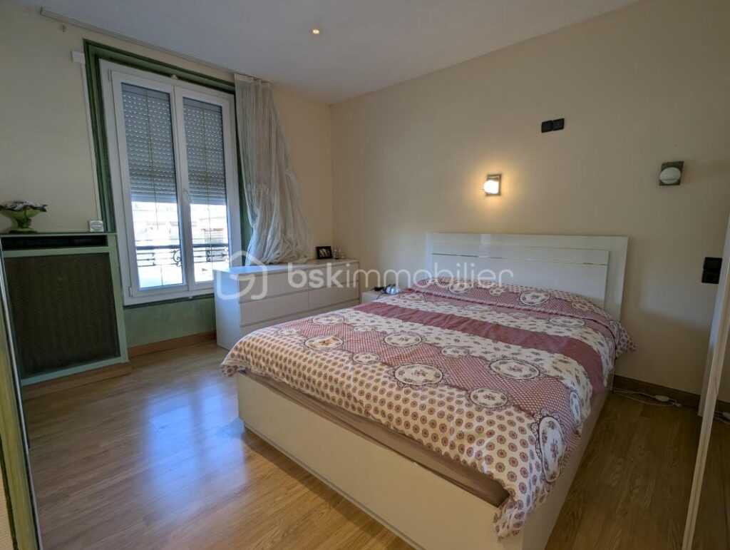 Charmante demeure avec vue imprenable sur le Château de Château-Thierry – 185 m², terrasse et dépendance locative – 7 pièces – 5 chambres – 185 m²