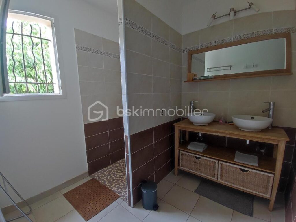 Plain-pied de 2010 avec piscine – 5 pièces – 3 chambres – 100 m²