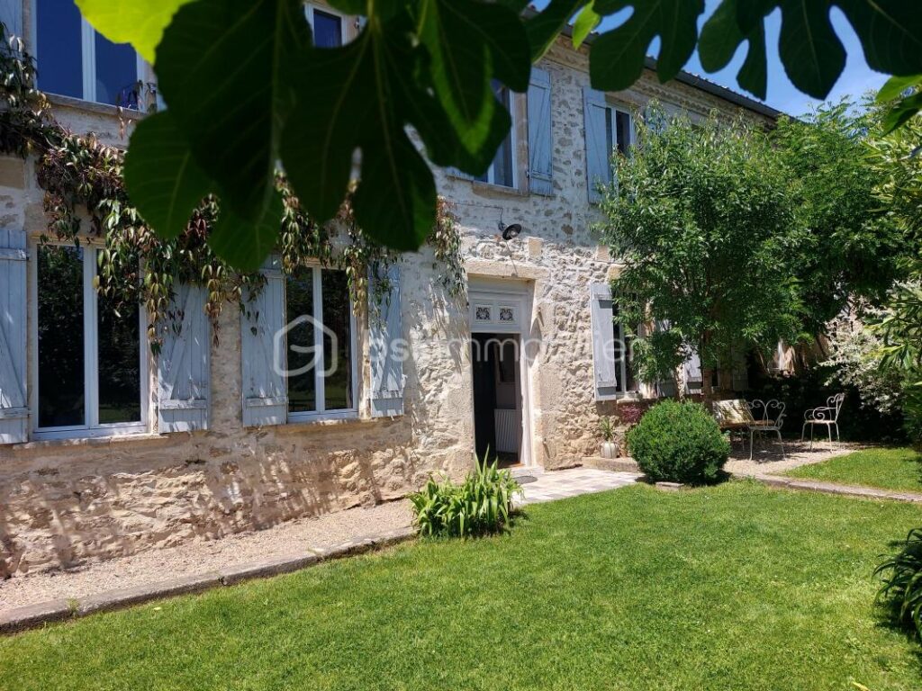 Maison 242m2 avec installations équestre, terrain 8000m2 – 7 pièces – 4 chambres – 242 m²