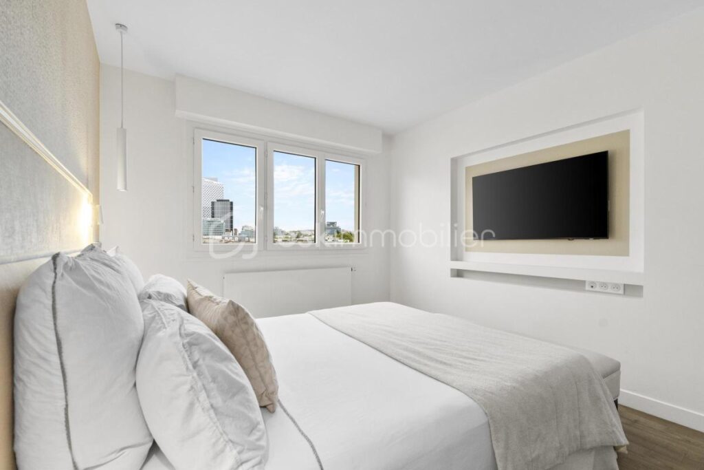 4 PIÈCES TRAVERSANT AVEC BALCON FILANT – ÉTAGE ÉLEVÉ – LUMINEUX ET FONCTIONNEL – COURBEVOIE MARCEAU / SÉBASTOPOL – 4 pièces – 2 chambres – 88 m²