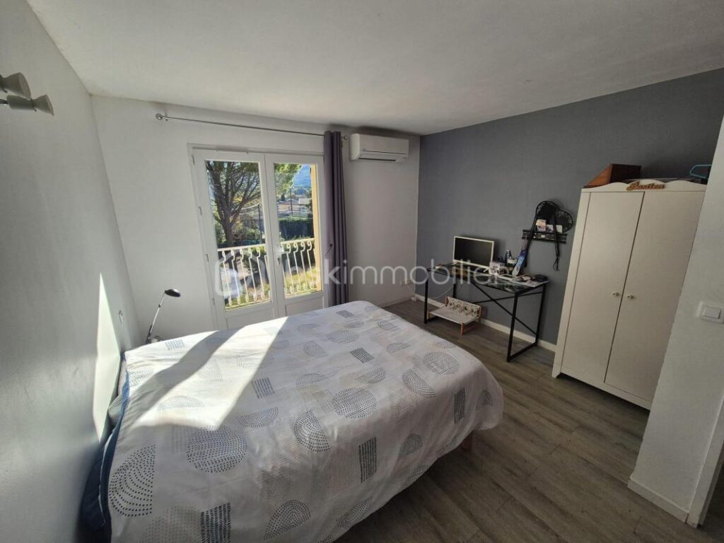 Maison rénovée de 128 m² – 4 chambres – proche de toutes les commodités et du village de Gonfaron – 5 pièces – 4 chambres – 128 m²