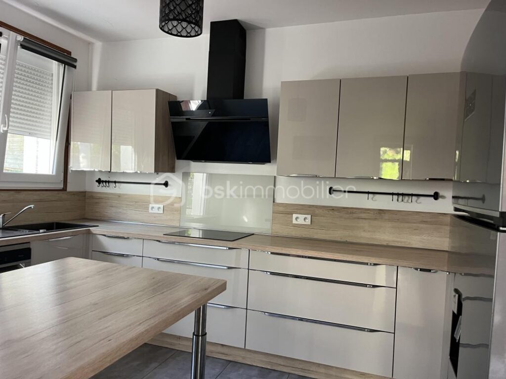 POSITION DOMINANTE À TRÉLISSAC – 8 pièces – 5 chambres – 193 m²