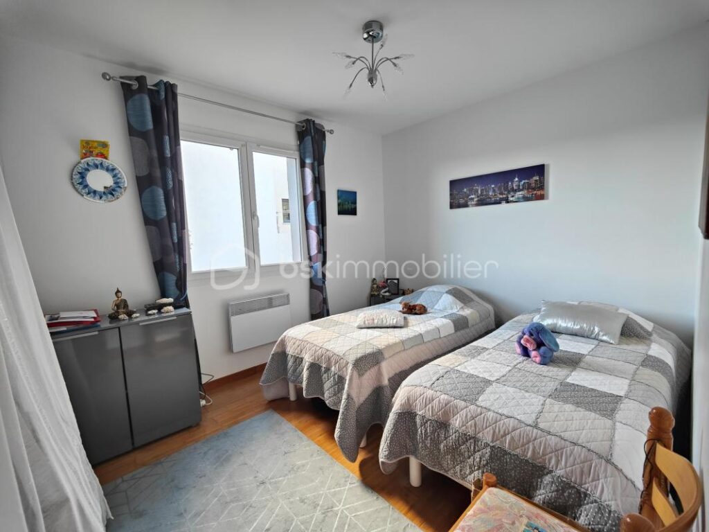 MONTREDON DES CORBIÈRES – Maison de PLAIN PIED de 90 m² sur 580m² de parcelle avec très belle vue – 4 faces – GRANDE PIÈCE A VIVRE MODERNE – 3 chambres – Climatisation réversible – double vitrage – Garage – Piscinable – 4 pièces – 3 chambres – 90 m²