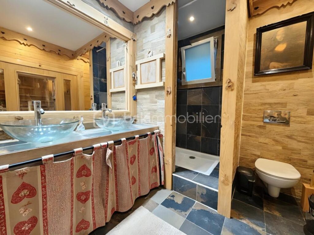 À Vendre : Haut de Chalet à Colmars – Charme et Confort en Montagne – 4 pièces – 3 chambres – 128 m²