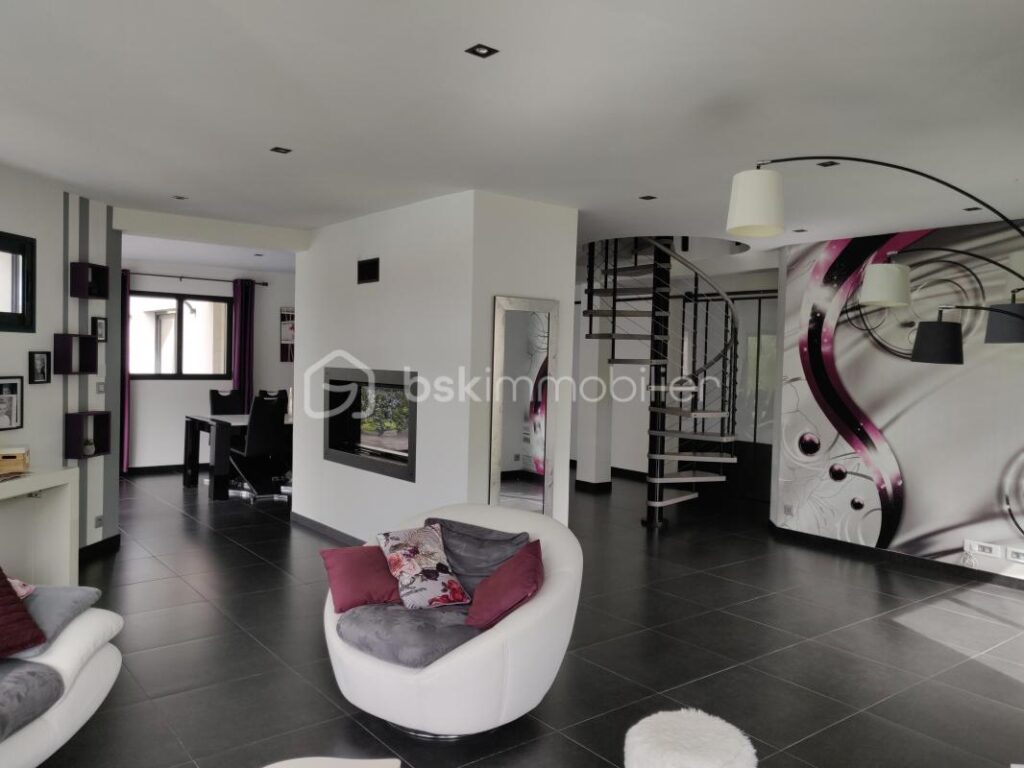 Maison avec piscine – 6 pièces – 3 chambres – 197 m²