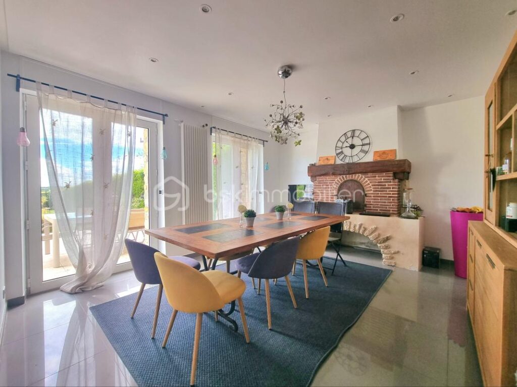 CHARMANTE MAISON EN PIERRE, 8 PIÈCES, 4 CHAMBRES, GARAGE, ANNEXES, PISCINE !!! – 8 pièces – 4 chambres – 245 m²