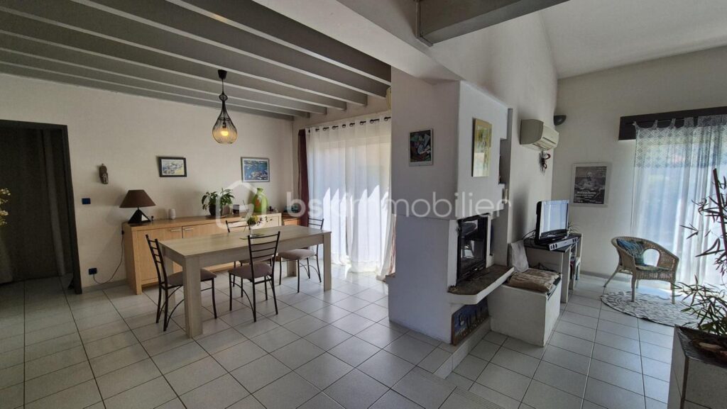 A VENDRE MAISON 3 FACES DE 131M² SUR TERRAIN DE 336M² A CERET – TROIS CHAMBRES – GARAGE – CLIMATISATION REVERSIBLE – VUE SUR LE VALLESPIR – AUCUN VIS A VIS – GARAGE – 6 pièces – 3 chambres – 131 m²