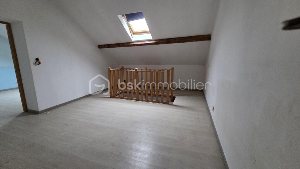 Bogny-sur-Meuse : Ensemble immobilier polyvalent divisé en 2 maisons avec belle vue dégagée sur la Meuse – 7 pièces – 4 chambres – 126 m²