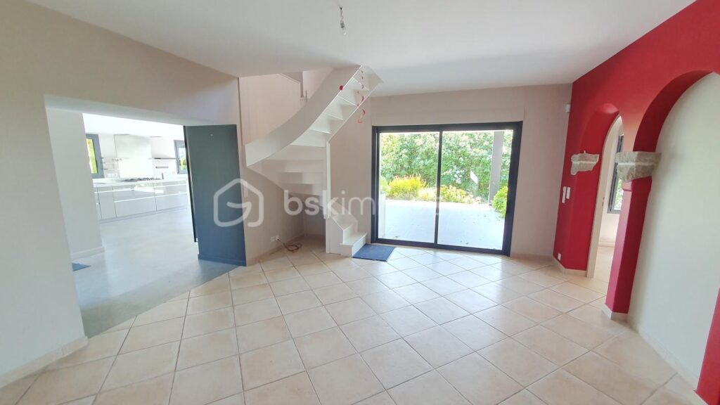 Maison 10 pièces de 210 m² – 10 pièces – 5 chambres – 210 m²