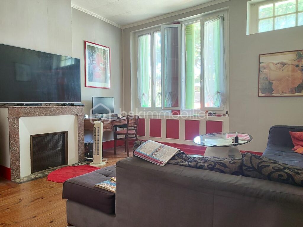 MAISON AVEC PISCINE ET GRAND TERRAIN – 7 pièces – 3 chambres – 200 m²