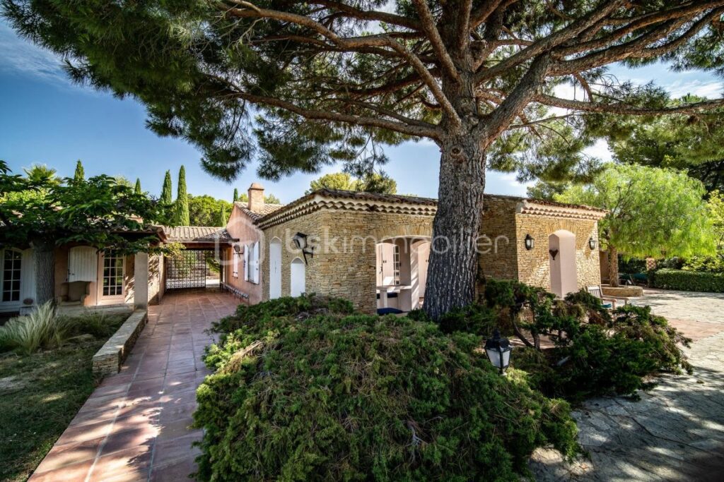 Magnifique propriété avec maison principale, dépendance et maison de gardien – Potentiel d’agrandissement – 11 pièces – 7 chambres – 350 m²