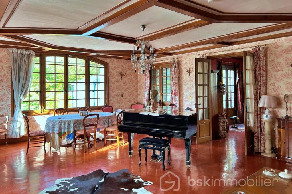 Magnifique propriété de charme du milieu XIXème, offrant 3 maisons pour une surface habitable de 487m2 au total – NR pièces – 12 chambres – 487 m²