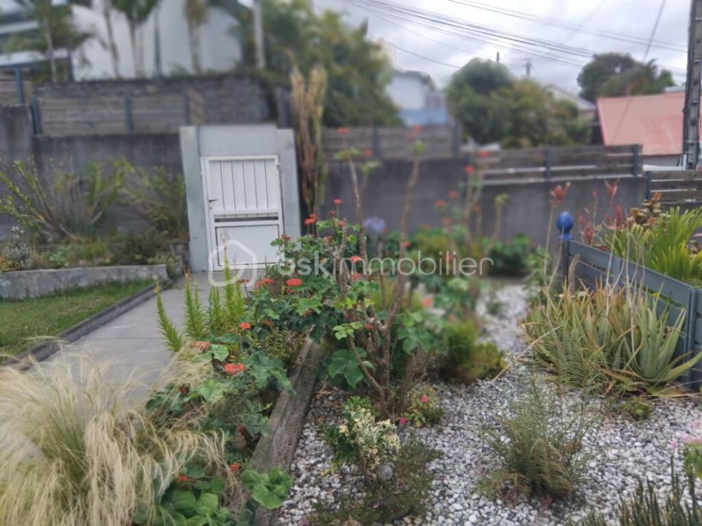 Villa avec piscine jacuzzi et jardin à l’île de la Réunion – 7 pièces – 4 chambres – 171 m²