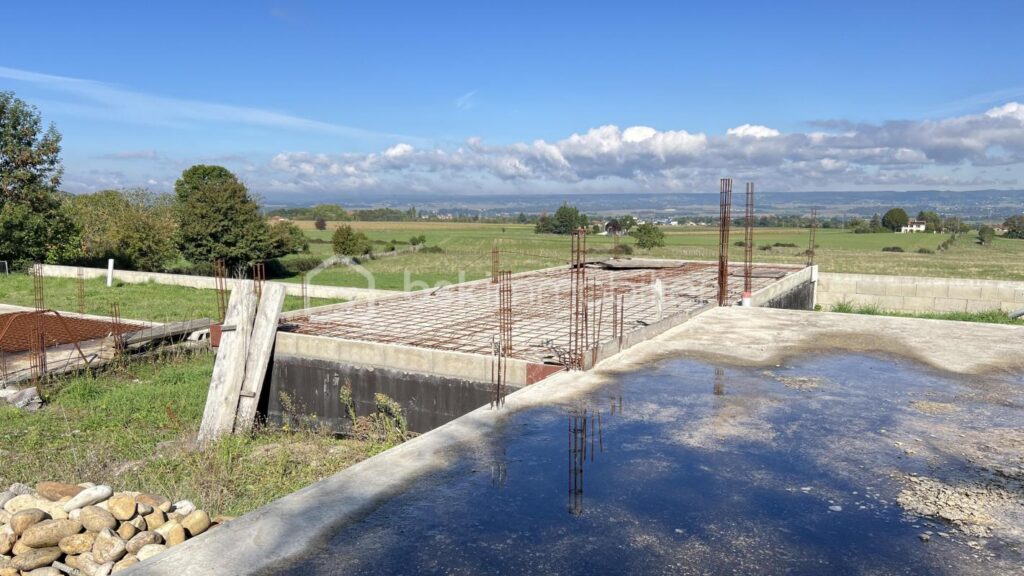 Terrain + Maison à finir sur terrain de 772m² – NR pièces – NR chambres – 772 m²