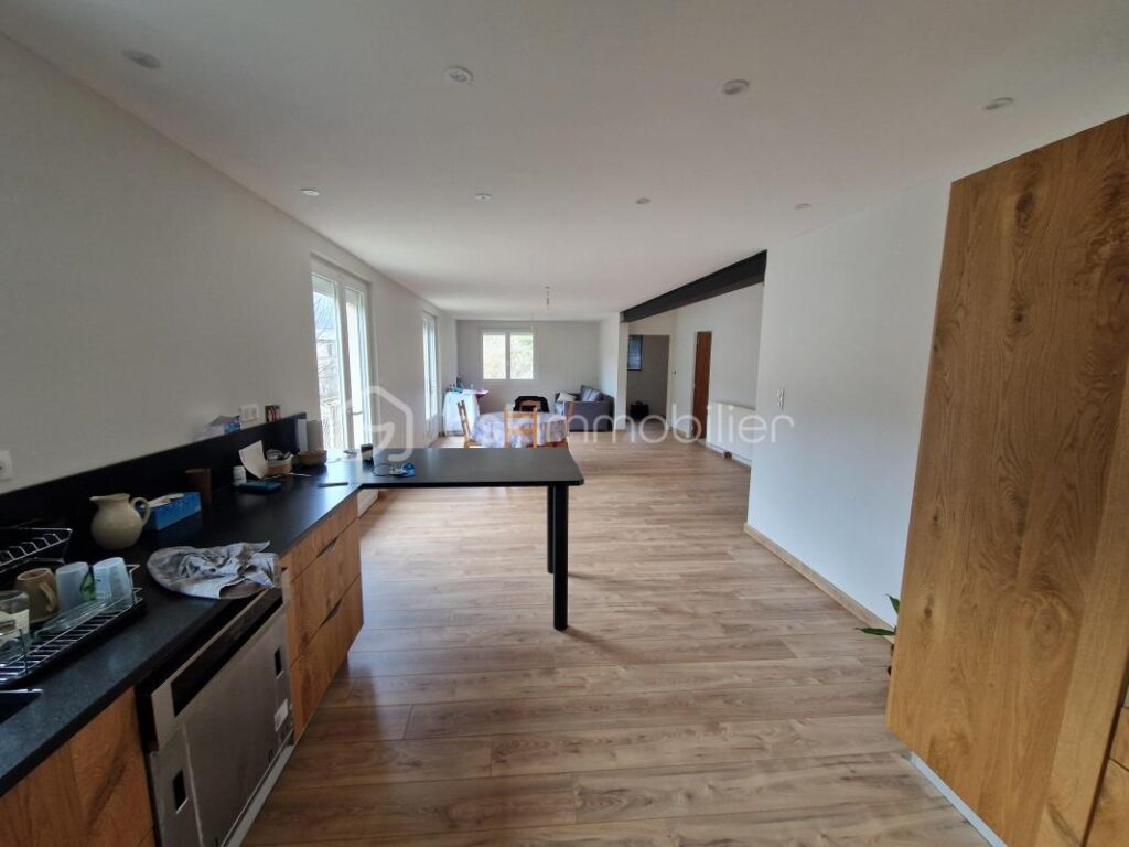 Superbe maison de 167m² sur 2 niveaux à finir de rénover!! Un terrain de 2825m² et une source.. Une grange attenante – 6 pièces – 4 chambres – 167 m²