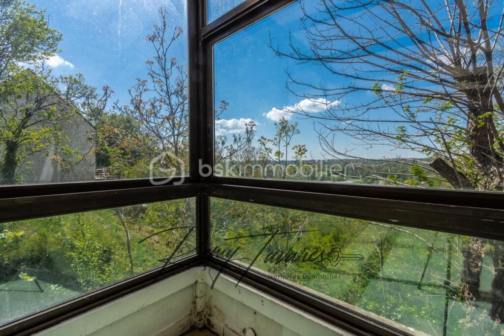 Maison de 185 m2 avec un terrain de 1300 m2 – 6 pièces – 3 chambres – 185 m²