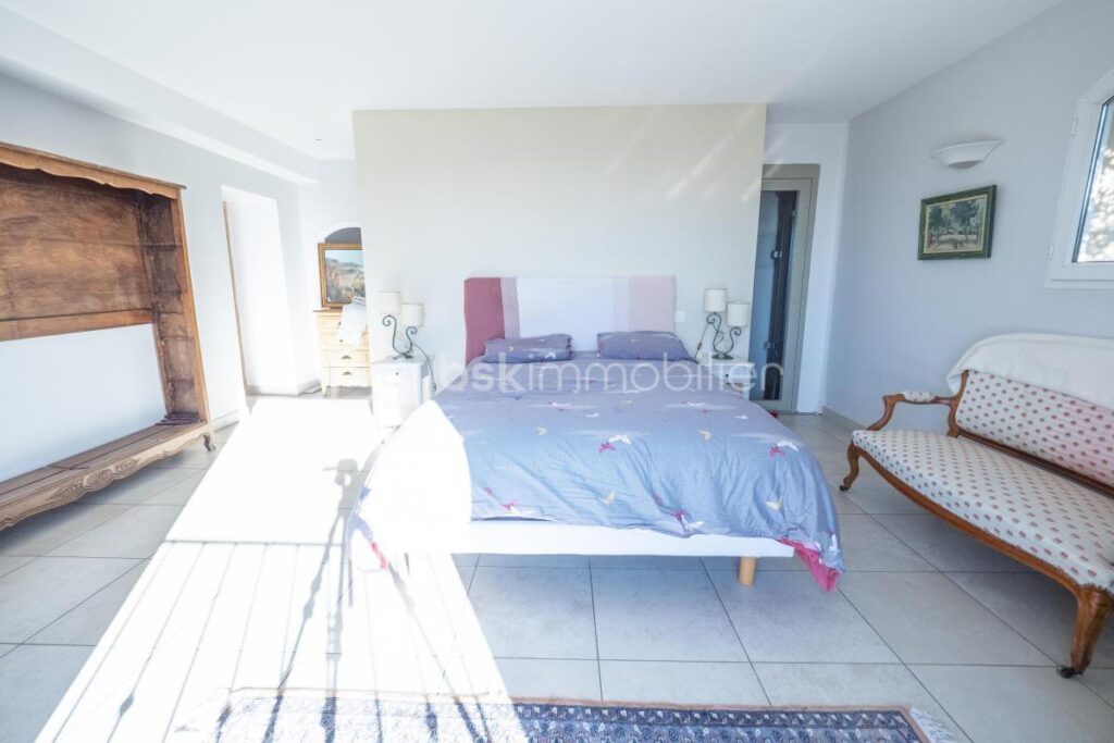 À Vendre – Villa d’Exception au Faron avec Vue Panoramique sur la Rade de Toulon – 6 pièces – 5 chambres – 200 m²