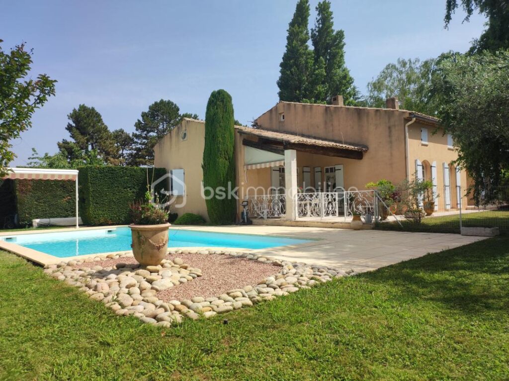 Villa d’architecte avec piscine, garage et plus de 16000km de terrain – 5 pièces – 3 chambres – 150 m²