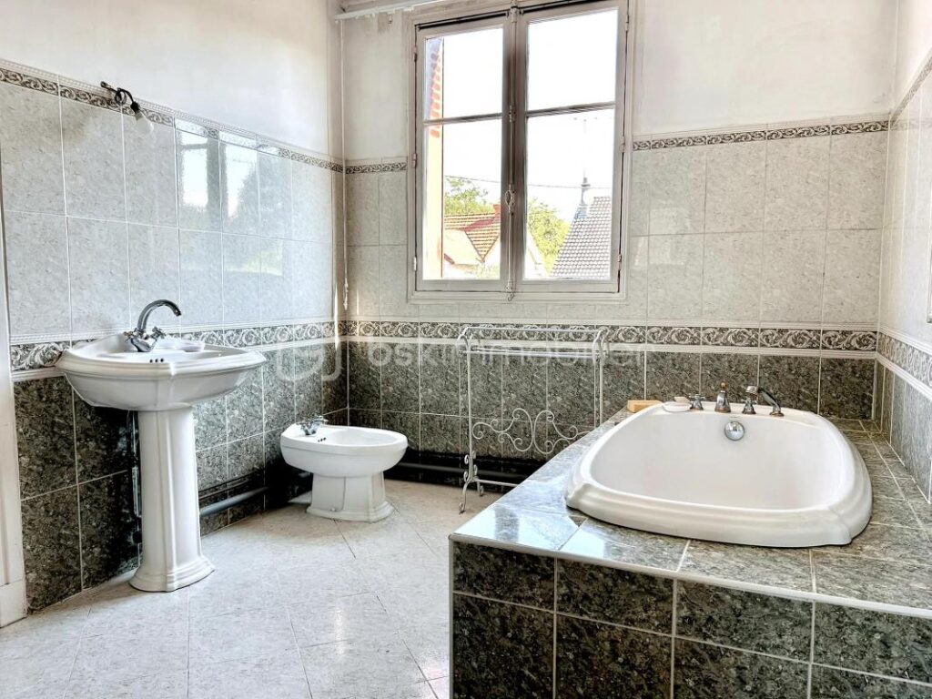 Maison 7 pièces de170m² à CHARTRETTES (77590) – 7 pièces – 6 chambres – 170 m²