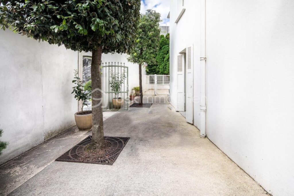 Profitez du luxe paisible d’une maison d’architecte au cœur de Lourdes – 8 pièces – 5 chambres – 310 m²