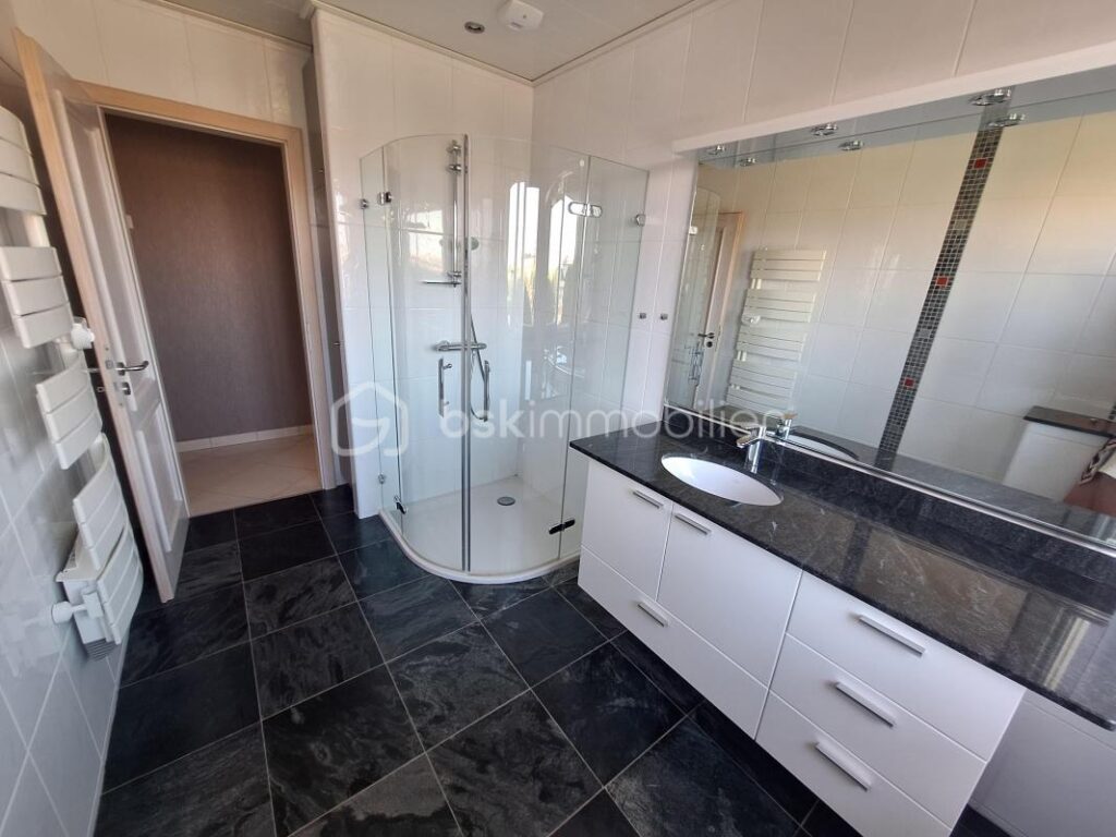 À VENDRE – MAISON INDIVIDUELLE – SECTEUR LANING 314.800 € 175 m² | 6 PIÈCES | 4 CHAMBRES | SOUS-SOL COMPLET | DOUBLE GARAGE | JARDIN PAYSAGÉ – 6 pièces – 4 chambres – 175 m²