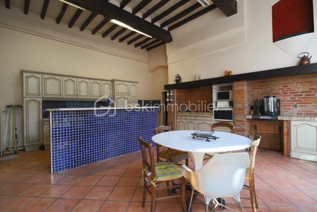 Vivez l’élégance intemporelle dans une maison historique d’Auvillar – 8 pièces – 4 chambres – 488 m²